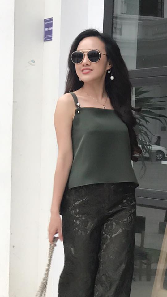 Kính mắt đen biến BTV dịu dàng thường ngày thành fashionista quốc tế