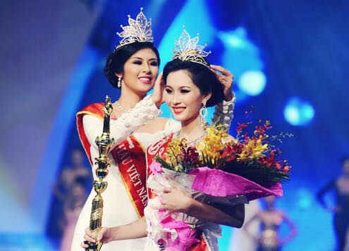 Ngọc Hân trao lại vương miện cho Hoa hậu Thu Thảo vào năm 2012