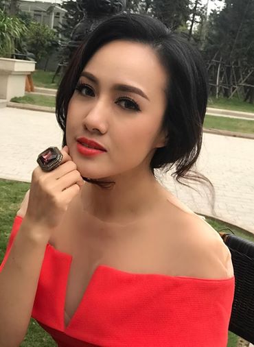 BTV Hoài Anh được xem là một trong những MC được yêu thích nhất trong chương trình thời sự 19h VTV. Xuất hiện chỉn chu, thanh lịch và nghiêm túc trên sóng truyền hình là vậy, nhưng ít ai biết rằng phía sau những khung hình, bà mẹ một con là quý cô năng động và cực sành điệu.