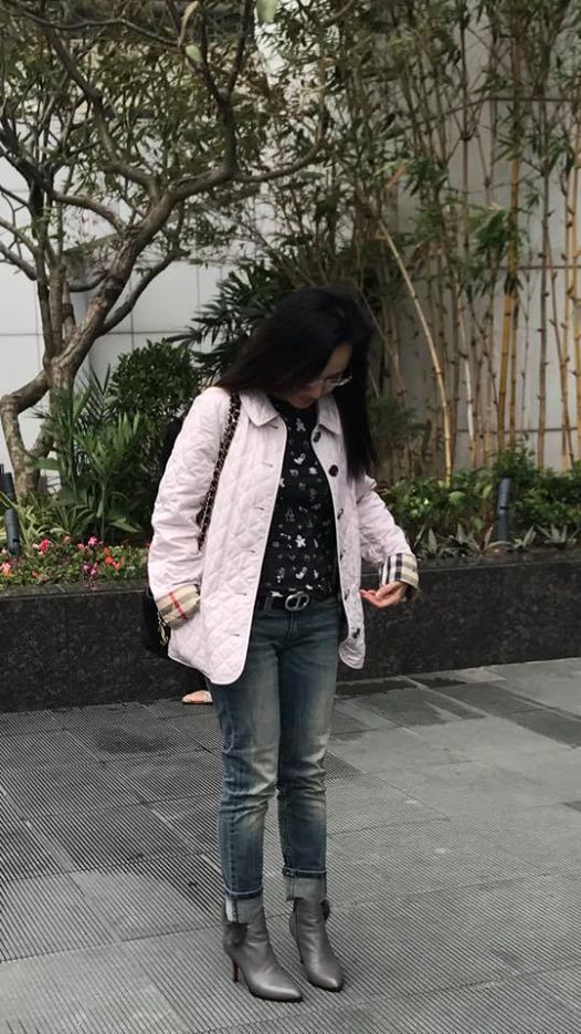 Không chỉ sành điệu trong trang phục dự tiệc, ở thòi trang đời thường, Hoài Anh cũng thật cá tính, trẻ trung