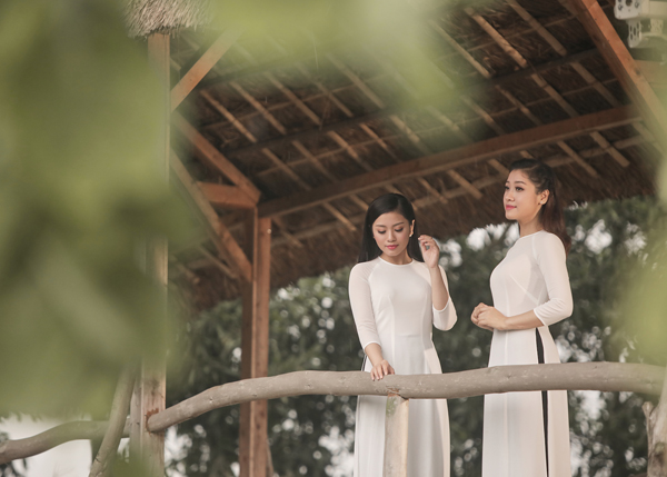 
Hai chị em Sao Mai Bich Hồng - Thu Hằng xinh đẹp trong MV.
