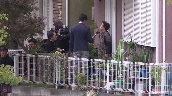 
Nhiều phỏng viên đã đến phỏng vấn hàng xóm của tên sát nhân.
