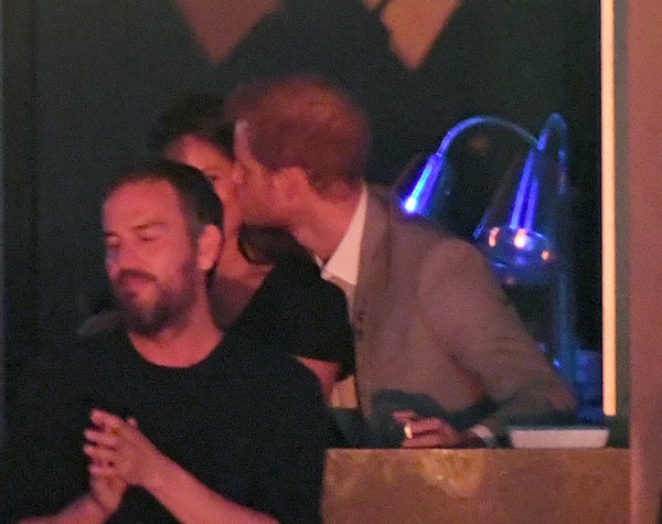 
Hoàng tử Harry không ngại trao nụ hôn ngọt ngào đến bạn gái nóng bỏng của mình.
