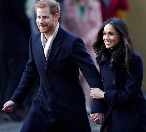 
Không phải cái khoác tay hờ hững, hoàng tử Harry luôn nắm tay bạn gái thật chặt.
