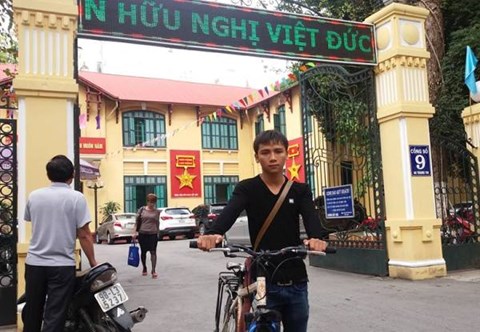 
Lê Hữu Toàn cùng chiếc xe đạp đồng hành cùng anh trong chuyến đi xuyên Việt vận động hiến tạng.
