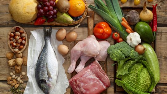 
Để bổ sung protein, nên ăn các ;oại thực phẩm như thịt bò, thịt cừu, thịt lợn, thịt gia cầm (như gà, vịt), trứng, sữa, sữa chua, pho mát, đậu, đậu hũ
