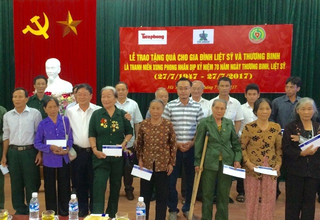 
Tân Hiệp Phát tổ chức thăm tặng quà cho 200 gia đình liệt sỹ và thương binh là thanh niên xung phong ở Hà Tĩnh và Nghệ An vào ngày 14/07.
