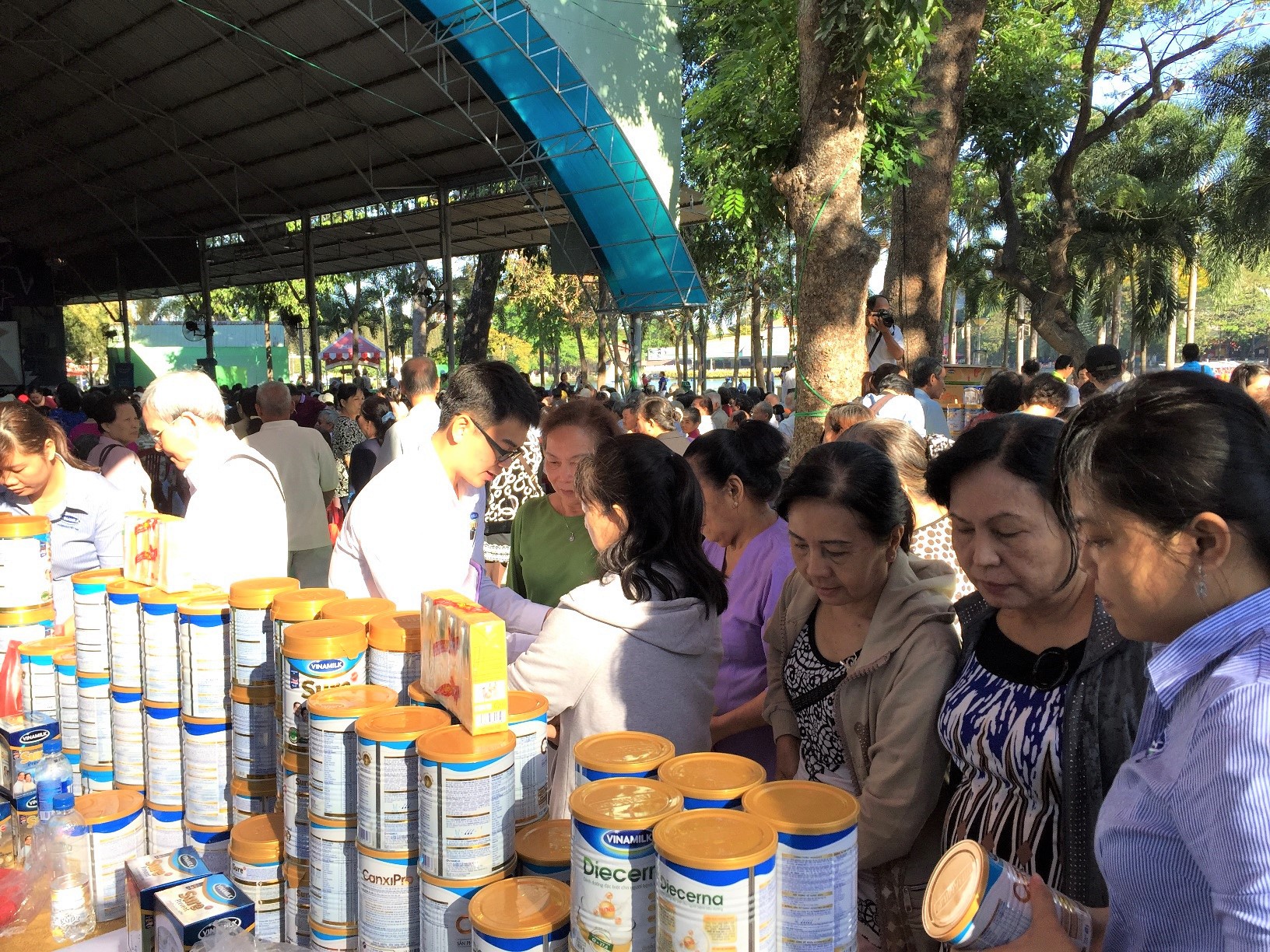  Sản phẩm Sure Prevent tại khu trưng bày thu hút sự chú ý của người cao tuổi. 
