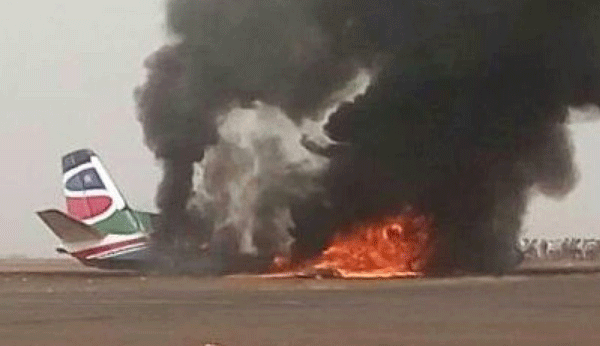 
Toàn bộ phần thân của máy bay đều bị cháy tan tành.
