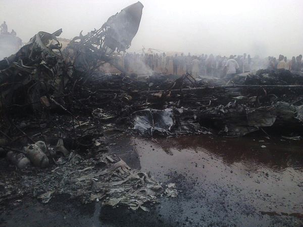 
Chiếc máy bay cháy chỉ còn trơ khung tại sân bay miền Nam Sudan.
