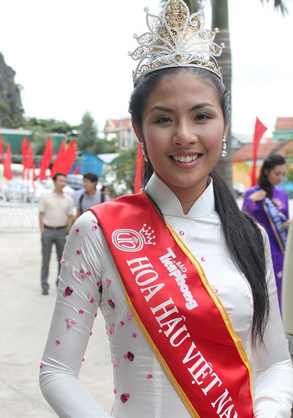 
Nhan sắc của Hoa hậu Ngọc Hân khi mới đăng quang. Làn da ngăm đen, hàm răng khấp khểnh và đôi mắt bé đã khiến khán giả không chấp nhận kết quả cô chính là Hoa hậu Việt Nam.
