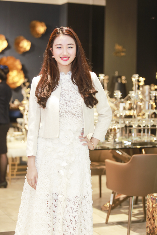 
Hoa hậu Bản sắc Việt, Trần Thu Ngân nhẹ nhàng trong bộ đầm trắng tinh tế.
