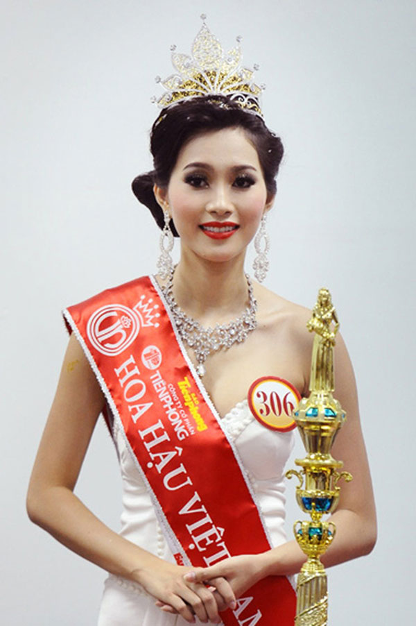 
Đặng Thu Thảo trở thành Hoa hậu Việt Nam năm 2012.
