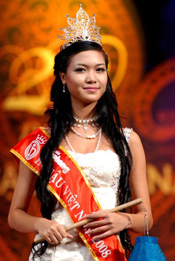 
Thùy Dung đăng quang năm 2008.
