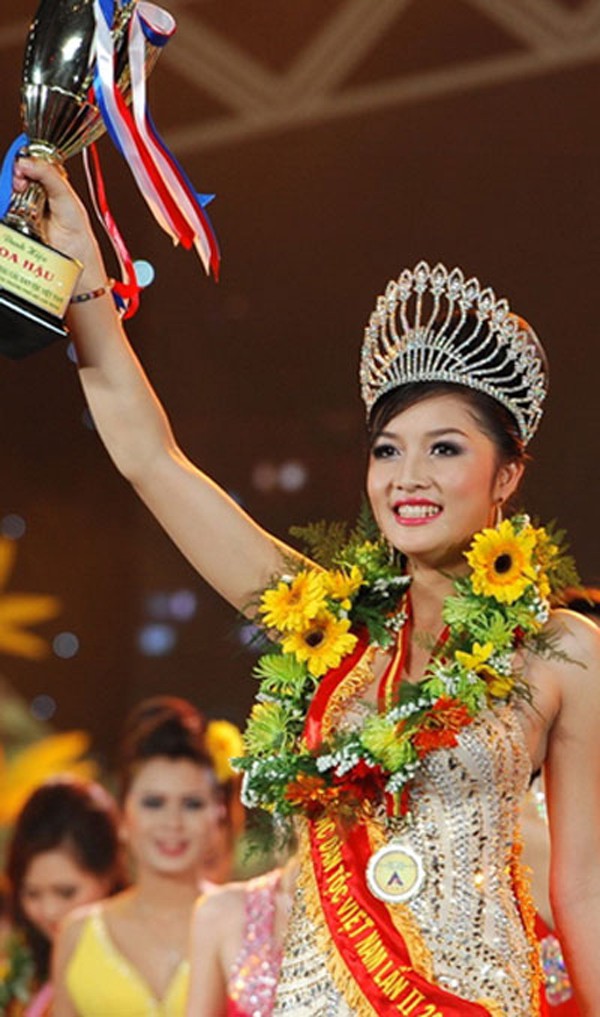 
Triệu Thị Hà đăng quang Hoa hậu các dân tộc Việt Nam năm 2011.
