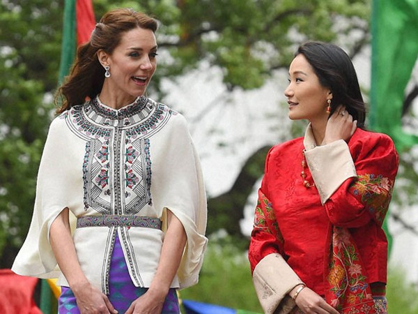 
Hoàng hậu tự tin trong những cuộc gặp ngoại giáo với những chính khách lẫn thành viên hoàng thất ở nước khác. Đây là hình ảnh Hoàng hậu Bhutan và công nương Kate Middleton của vương quốc Anh.
