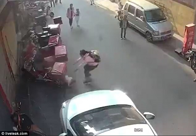 
Nữ học sinh tiểu học vội v&atilde; đến đỡ cậu b&eacute; 2 tuổi.
