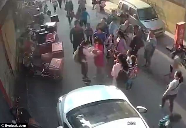 
Cậu b&eacute; được một người phụ nữ mặc v&aacute;y đỏ đưa đi cấp cứu.
