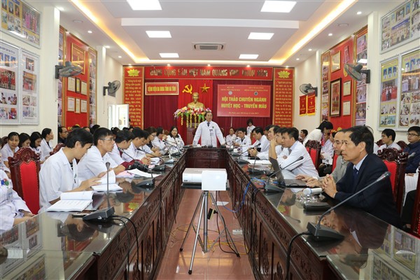 
GS-TS Phạm Quang Vinh, Trưởng Khoa Huyết học-Truyền máu BV Bạch Mai (ngoài cùng bên phải) tại buổi hội thảo ngày 6/11/2017.
