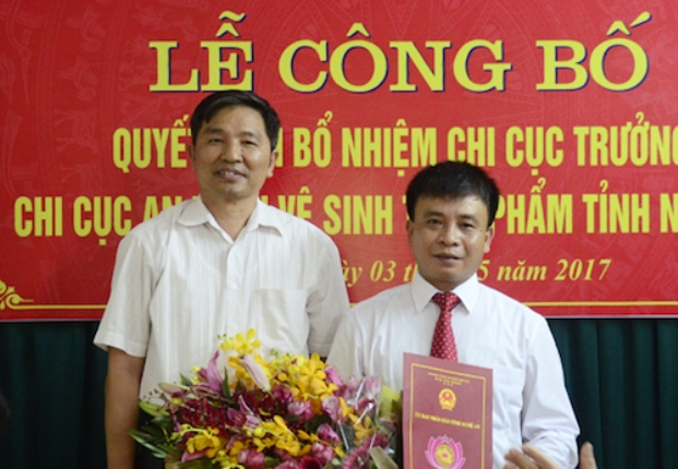 
Ông Chu Trọng Trang (bìa phải ảnh) nhận quyết định bổ nhiệm chức Chi cục trưởng An toàn vệ sinh thực phẩm.
