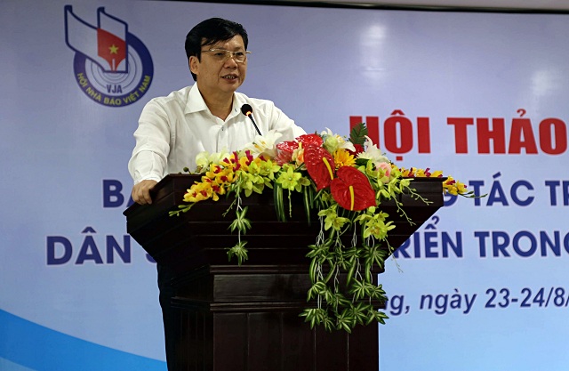 
Ông Hồ Quang Lợi, Phó chủ tịch thường trực Hội nhà báo Việt Nam phát biểu tại hội thảo. Ảnh: Tâm Trí
