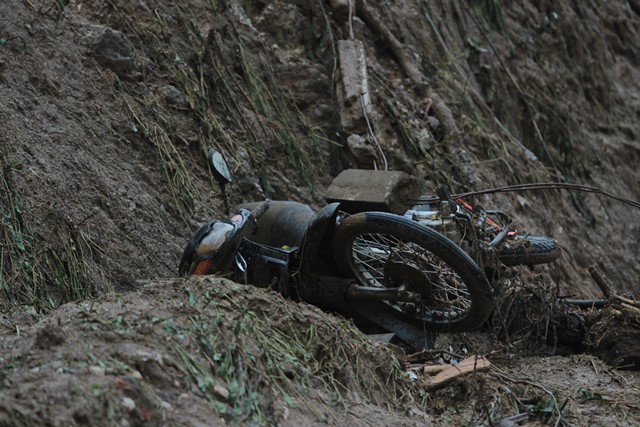 Chiếc xe máy vô chủ bị cuốn trôi về góc núi.