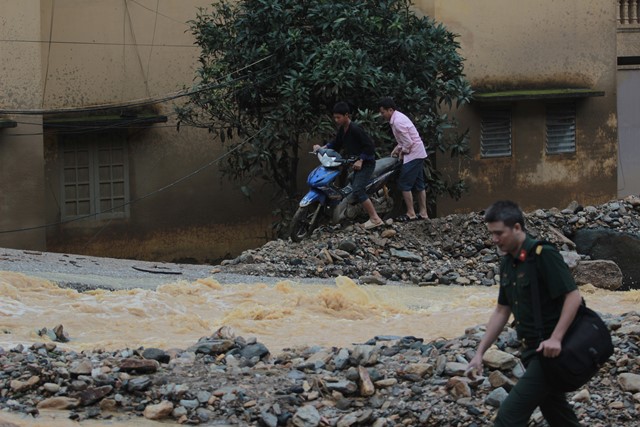 Con đường độc đạo dẫn từ các xã Kim Nọi, Chế Tạo đến thị trấn Mù Cang Chải vẫn chìm trong nước lũ và đất đá.