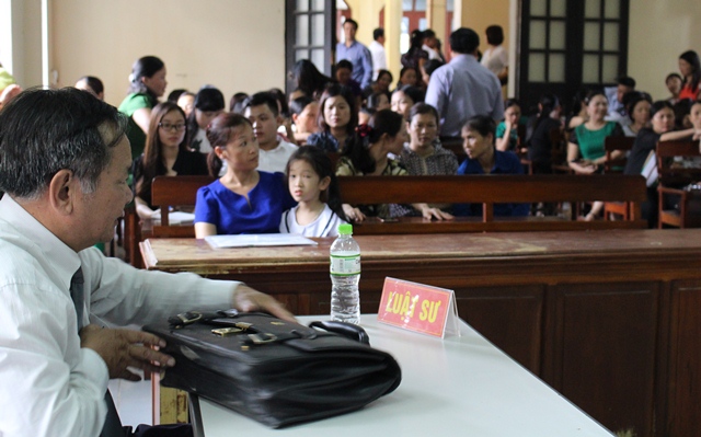 
Mẹ con chị Nguyễn Thị Hà (áo xanh) ngồi ghế trên cùng đông đảo các thầy cô giáo trường Tiểu học Hải An
