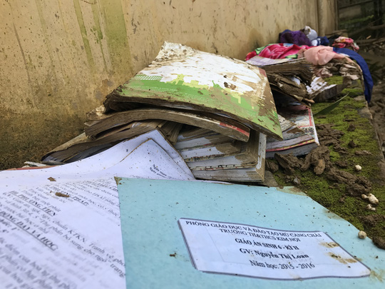 Sách vở, những quyển giáo án, quần áo của những giáo viên ở trường THCS thị trấn Mù Cang Chải trôi theo dòng nước lũ nằm ngổn ngang trên nền đất.