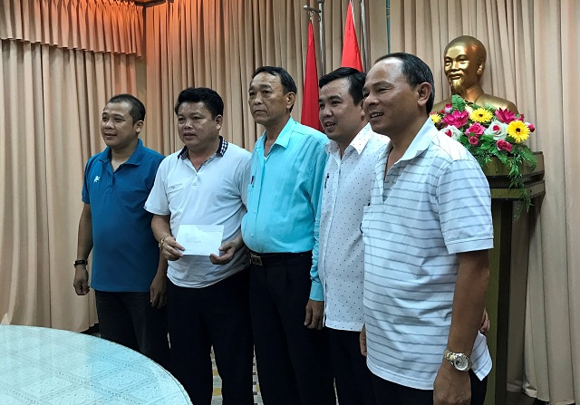 
Đại t&aacute; Trần Mưu, Ph&oacute; gi&aacute;m đốc C&ocirc;ng an TP Đ&agrave; Nẵng thưởng n&oacute;ng C&ocirc;ng an quận Hải Ch&acirc;u. Ảnh: TT
