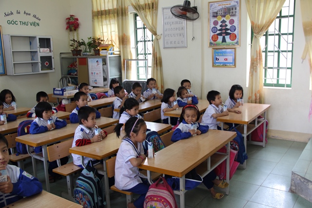 
Trẻ em các huyện miền núi xa xôi nhất của tỉnh Nghệ An được uống sữa học đường như các bạn vùng xuôi. Ảnh: PV
