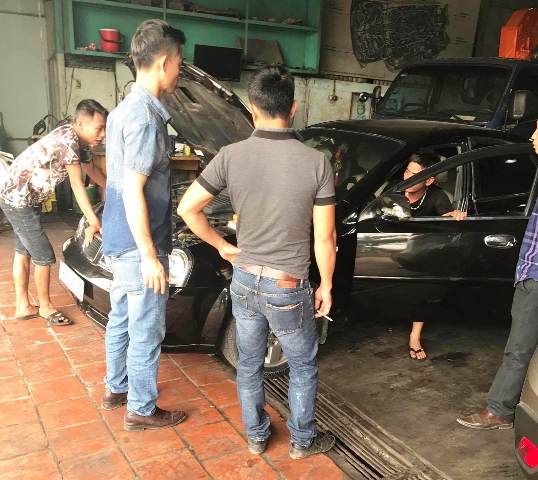 
Nhiều người cho biết nhân viên của gara ô tô Mạnh Sơn tự ý bổ máy khi chủ xe vắng mặt.
