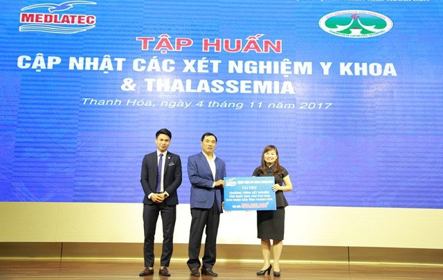 
Bà Nguyễn Thị Kim Len, Giám đốc Bệnh viện Đa khoa MEDLATEC trao tặng 2.500 món quà xét nghiệm miễn phí cho người dân Thanh Hóa với tổng kinh phí 500 triệu đồng
