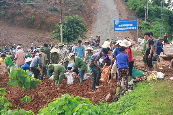 Người dân cùng các lực lượng chức năng gia cố những điểm đê bị yếu