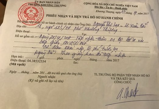 
Trong phiếu nhận và hẹn trả hồ sơ hành chính ngày 20/4/2017 của phường Khương Thượng ghi rõ tiếp nhận 01 bộ hồ sơ xin cấp giấy chứng nhận quyền sử dụng đất nhưng ông Chủ tịch UBND phường Nguyễn Hoàng Thắng lại trả lời báo chí là chưa nhận được hồ sơ của bà Lụa.
