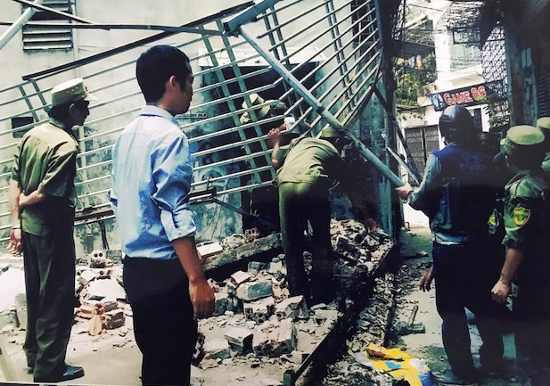 
Bà Nguyễn Thị Lụa tố cáo cán bộ phường Khương Thượng tự ý đập phá tường và tài sản trên diện tích đất mà đang bà sử dụng (ảnh gia đình cung cấp)

