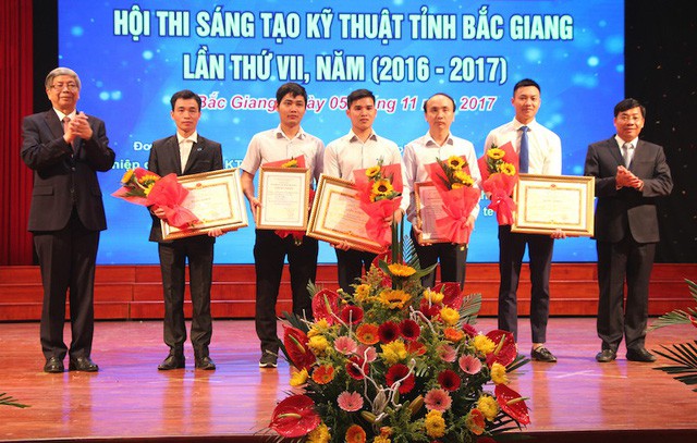 
Phó Chủ tịch UBND tỉnh Bắc Giang Dương Văn Thái và Giáo sư Đặng Vũ Minh trao giải Nhất Hội thi Sáng tạo Kỹ thuật tỉnh lần thứ VII cho các tác giả đoạt giải.
