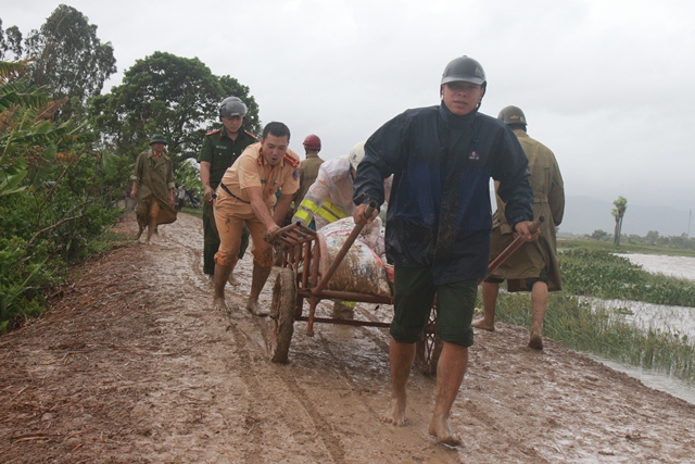 Công an huyện Nông Cống tham gia cùng người dân đắp đê