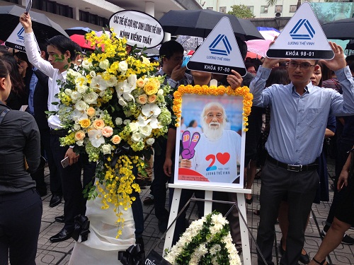 Vòng hoa cùng hình ảnh người thầy mến mộ mà cựu học sinh dành tiễn biệt PGS Văn Như Cương.