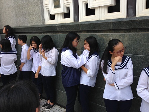 Nhiều học sinh đã khóc sau khi viếng PGS Văn Như Cương.