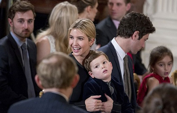 
Ivanka Trump giản dị trong lễ Tuyên thệ nhậm chức cố vấn cấp cao của chồng.
