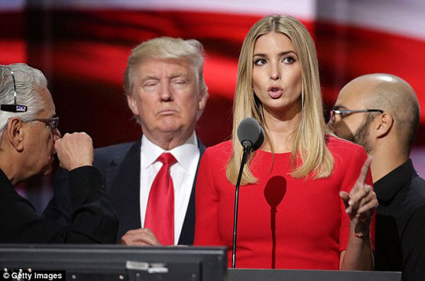 
Ivanka Trump mâu thuẫn với cha trong sắc lệnh cấm người nhập cư.
