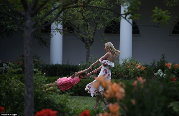 Ivanka diện đồ vô cùng thoải mái chơi đùa cùng con gái nhỏ trong vườn hoa.