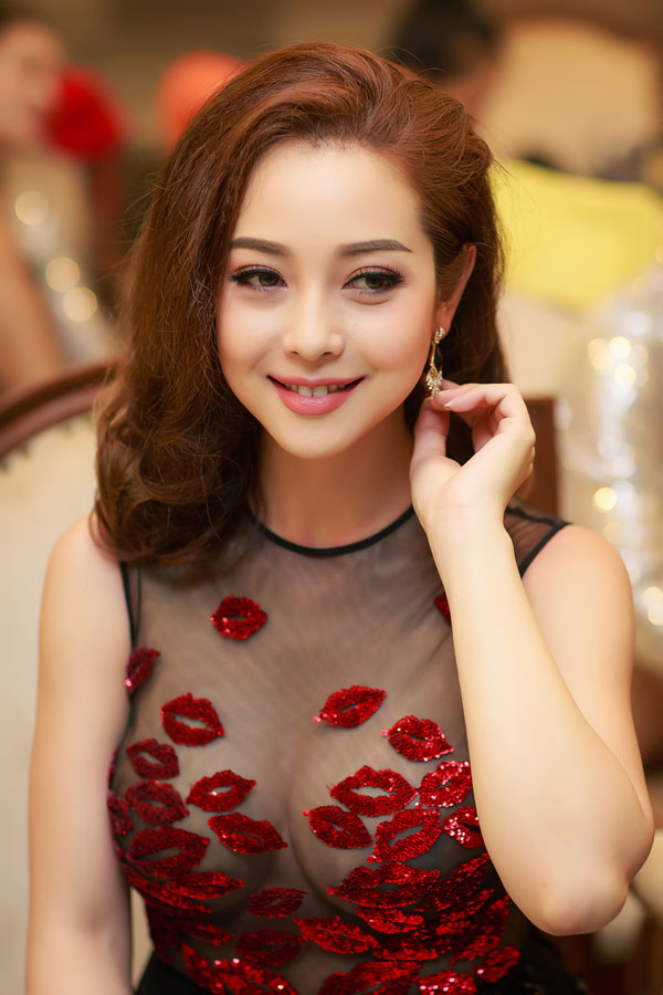 
Jennifer Phạm là một trong những người đẹp quyến rũ nhất showbiz Việt, Jennifer Phạm vẫn giữ được vẻ đẹp mặn mà, trẻ trung và quyến rũ của mình.
