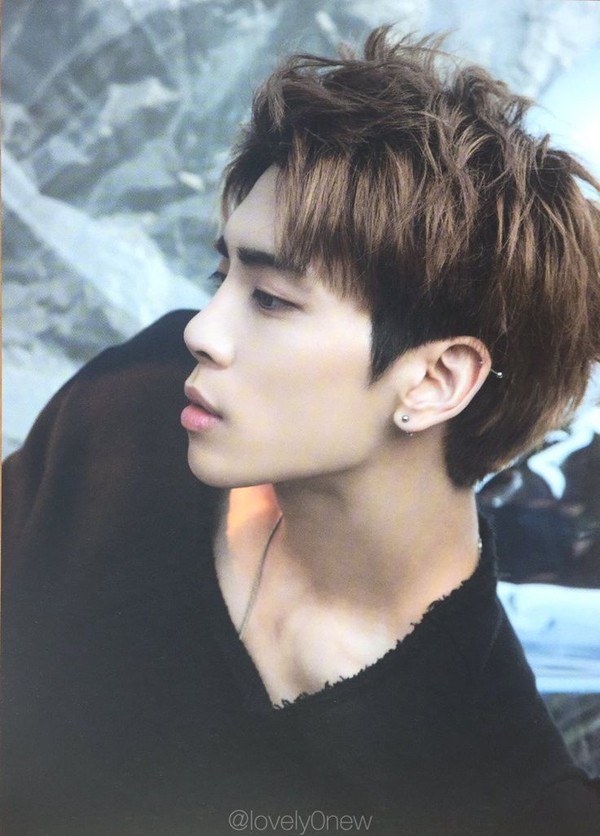 Thành công quá sớm và dành tình yêu cùng sức lực cho âm nhạc quá nhiều nên Kim Jonghyun không thể cân bằng tâm lý khi bị áp lực cạnh tranh từ thế hệ Thần tượng trẻ mới nổi.