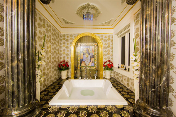 Phòng tắm cũng được Lý Nhã Kỳ ốp đá hoa cương lộng lẫy như khách sạn 5 sao.