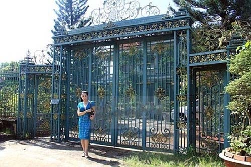 
Cánh cổng khổng lồ phía ngoài biệt thự vườn nhà Lâm Chi Khanh
