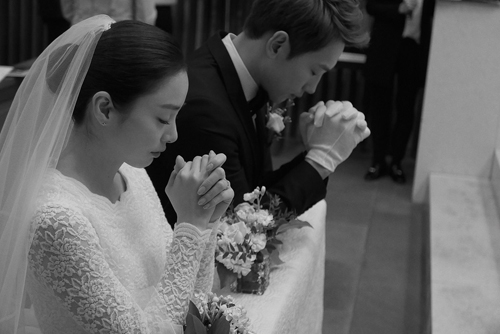 
Váy cưới của Kim Tae Hee gây ấn tượng với mọi người.
