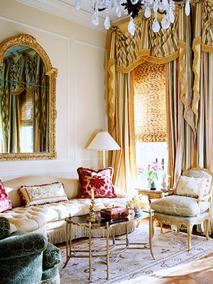 Những đường viền của nội thất thường được mạ màu vàng sáng nổi bật trên những bức tường có màu vàng nhạt hoặc màu trắng. Chiếc bàn trà trong phòng khách có kiểu dáng đơn giản và điệu đà góp phần mang đến vẻ đẹp thanh thoát cho phòng khách.