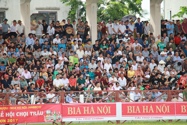 
Muốn theo dõi trận đấu khán giả phải đến sân vận động quận Đồ Sơn. Ảnh: CTV
